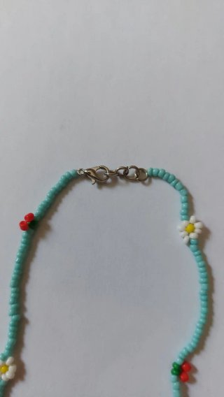 Collar azul con margaritas y cerezas
