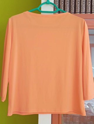 Camiseta naranja con pedrería Princess