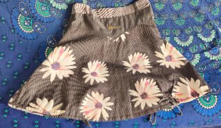 Preciosa falda de Desigual, flores fondo gris.