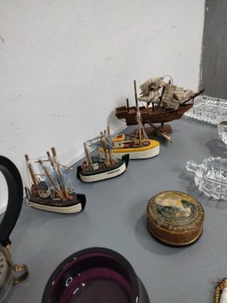 Lote Artículos Decorativos: Cafetera, Barcos, Ceni