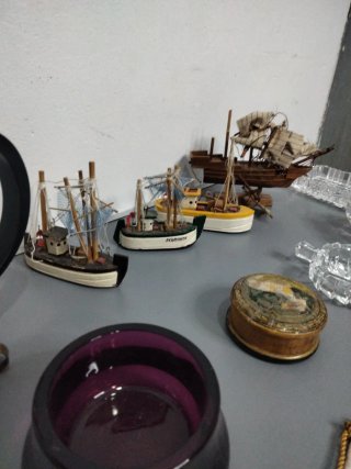 Lote Artículos Decorativos: Cafetera, Barcos, Ceni