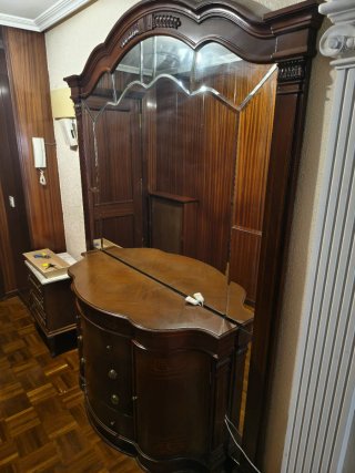Mueble de madera maciza estilo clásico