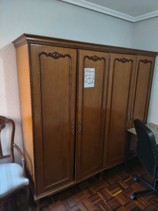 Mueble de madera maciza estilo clásico