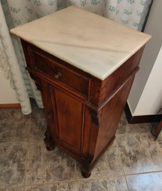 Mueble antiguo de madera con mármol