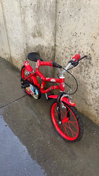 Bicicleta infantil roja