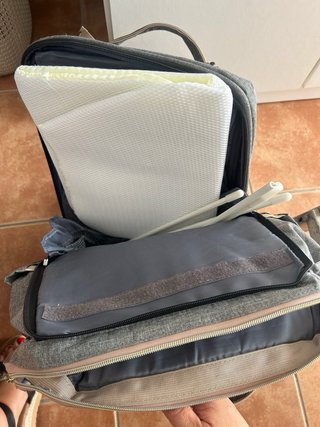 Mochila cambiador bebé gris