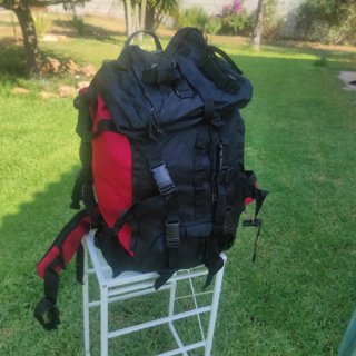 Mochila de senderismo negra y roja