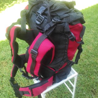 Mochila de senderismo negra y roja