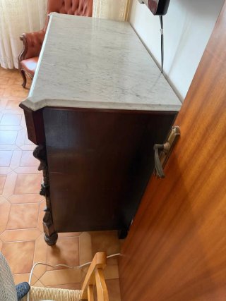 Cómoda antigua de madera maciza con mármol