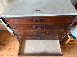 Cómoda antigua de madera maciza con mármol