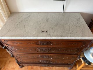 Cómoda antigua de madera maciza con mármol