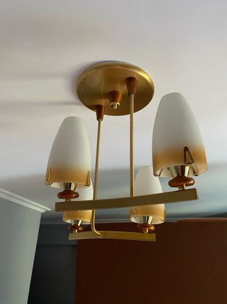 Lámpara de techo dorada y madera