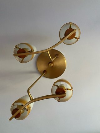 Lámpara de techo dorada y madera