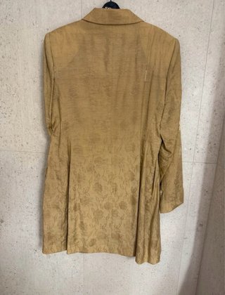 Elegante levita dorada Michele Larive