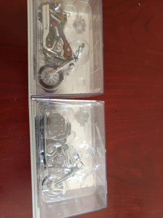 2 motos a escala 1:24 Harley Davidson