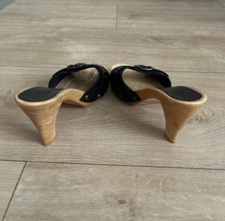 Zuecos de tacón negros de cuero y madera