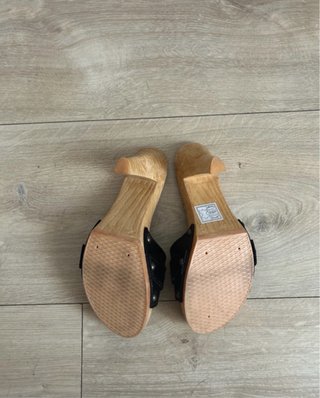 Zuecos de tacón negros de cuero y madera
