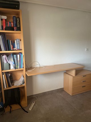 Escritorio con estantería de madera