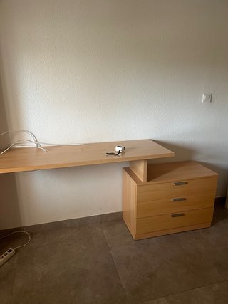 Escritorio con estantería de madera