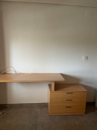 Escritorio con estantería de madera