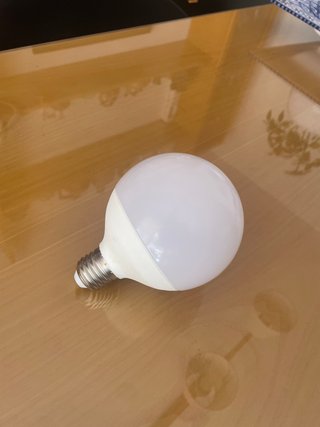 Lámpara IKEA con bombilla globo de 1000 lumens