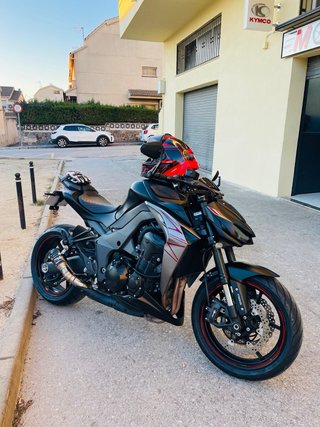 Kawasaki Z 1000R  Naked Negra y Plateada