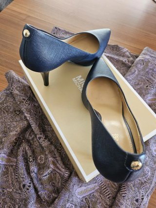 Zapatos de salón Michael Kors azul y oro
