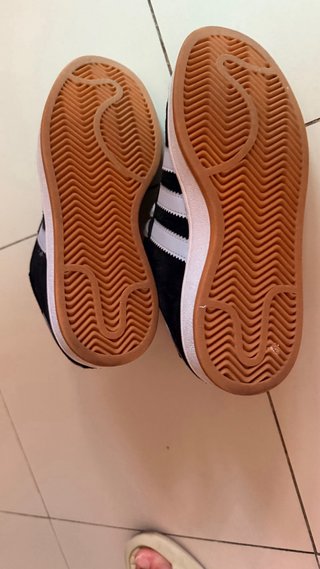 Zapatillas Adidas Negras y Blancas