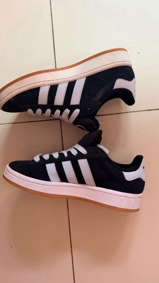 Zapatillas Adidas Negras y Blancas