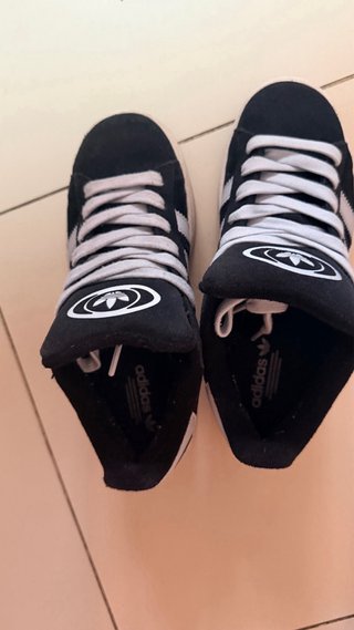 Zapatillas Adidas Negras y Blancas