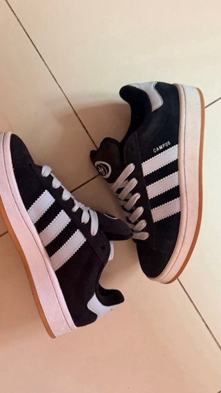 Zapatillas Adidas Negras y Blancas