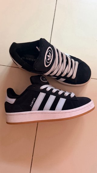 Zapatillas Adidas Negras y Blancas