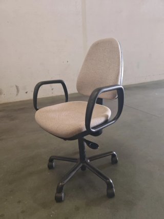 Silla de oficina beige y negra
