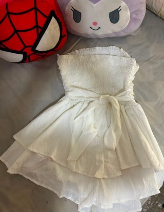 Vestido blanco strapless con volantes