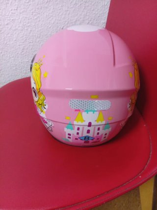 Casco infantil rosa con dibujos