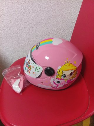 Casco infantil rosa con dibujos