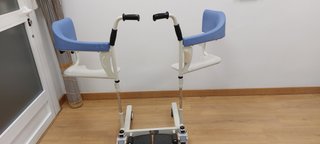 Silla de ducha con ruedas y asiento