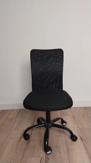 Silla de oficina negra con ruedas