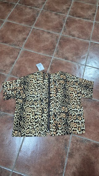 Camiseta Bershka Estampado Leopardo.