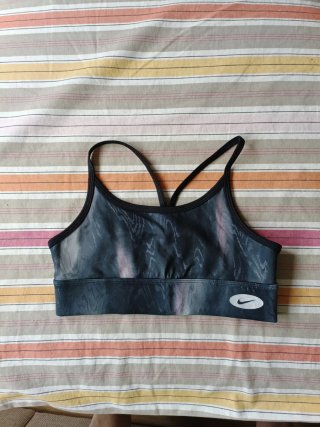 Top deportivo Nike negro mujer