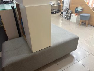 Espositore e poltrone per negozio. Set da 3,73 cm