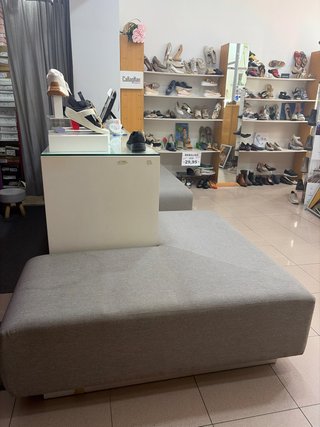 Espositore e poltrone per negozio. Set da 3,73 cm