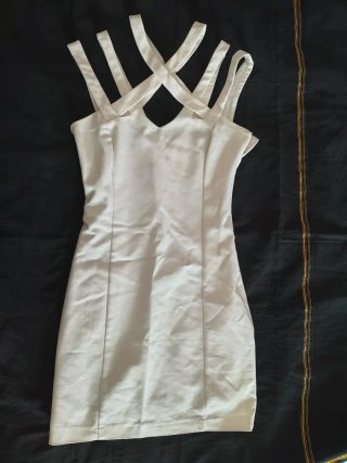Vestido blanco con tiras cruzadas