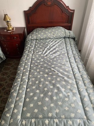 Dormitorio clásico: 2 camas y mesita