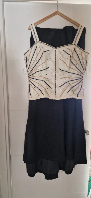 Vestido de fiesta largo con detalles