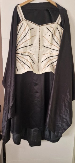 Vestido de fiesta largo con detalles