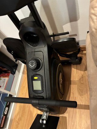 Máquina de remo negra nueva