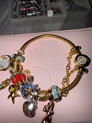 Pulsera Pandora Dorada con Dijes