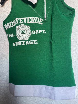 Camiseta sin mangas Bershka verde y blanca