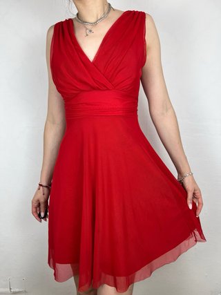 Vestido de fiesta rojo con escote V